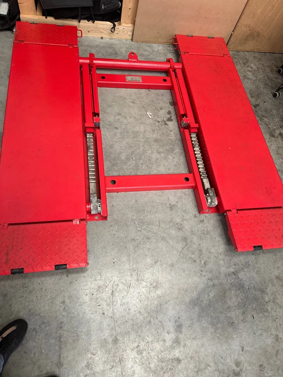 Garage Workshop Lift, Ideal for Mechanic like new - Image 1