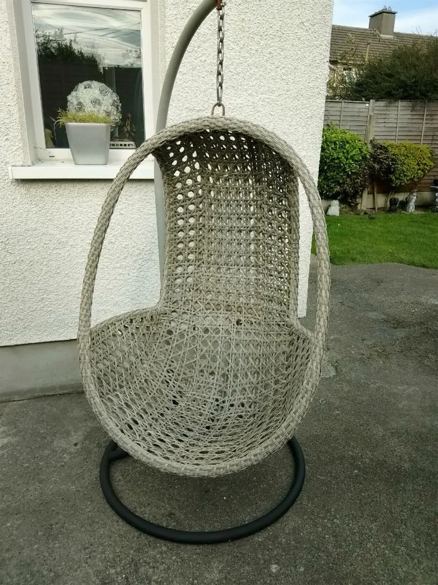Swinging chair - Image 1