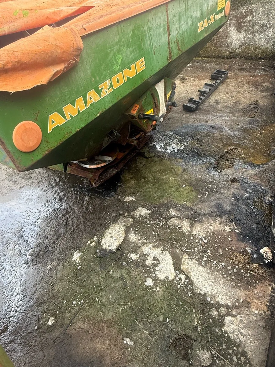 Breaking 2 Amazon ZA-X Fertiliser Spreaders - Image 3