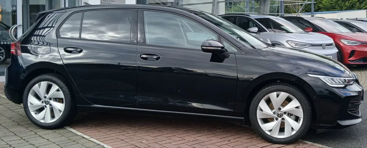 Volkswagen Golf Edition 75 2.0 TDI 116HP  park As - Image 2