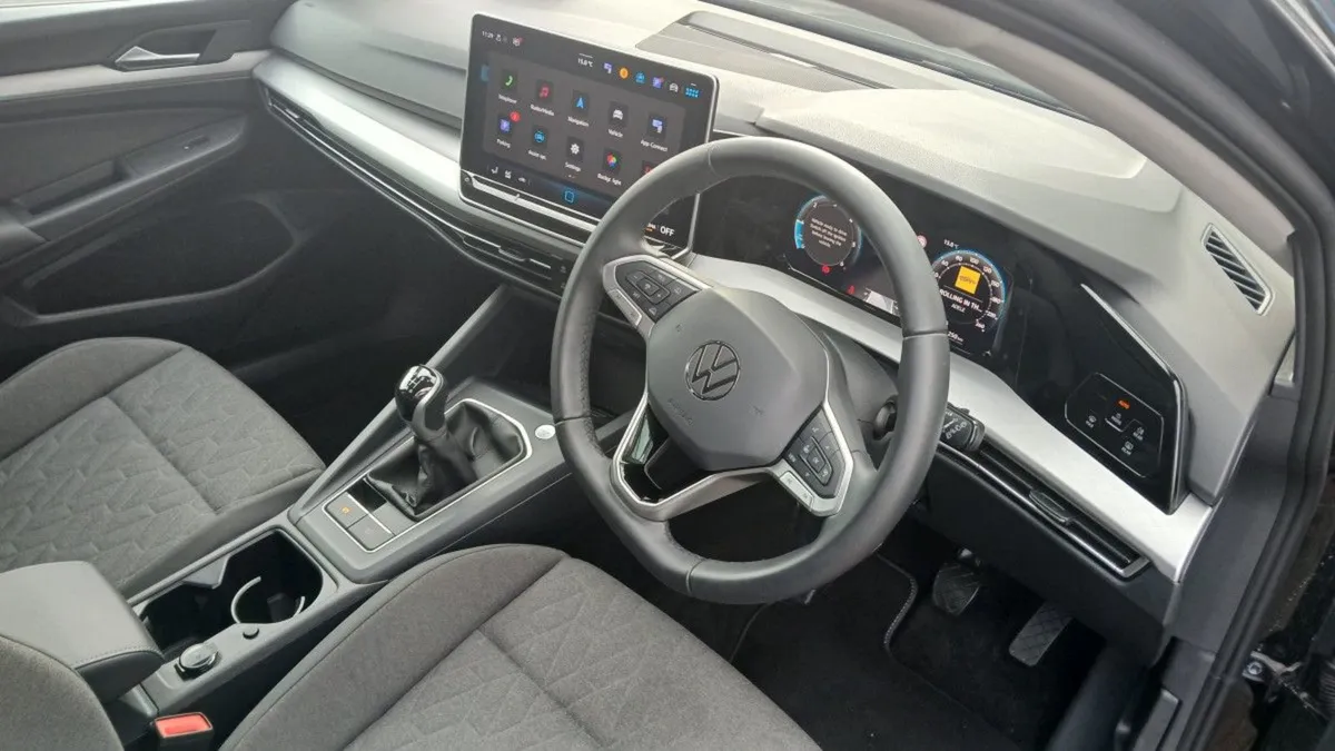 Volkswagen Golf Edition 75 2.0 TDI 116HP  park As - Image 3