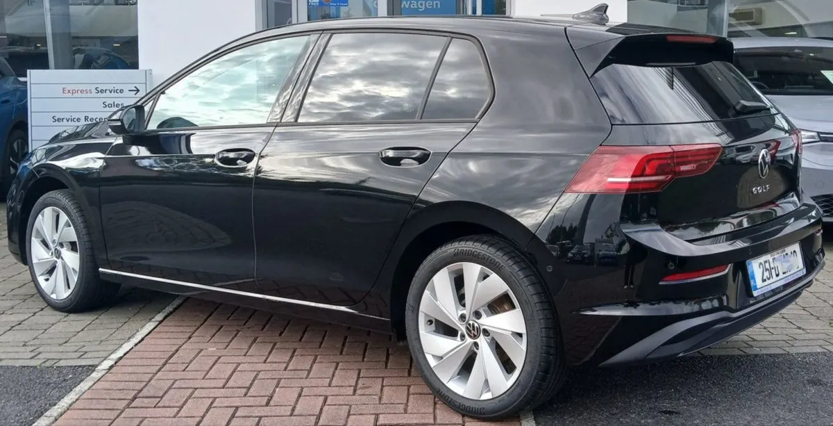 Volkswagen Golf Edition 75 2.0 TDI 116HP  park As - Image 4
