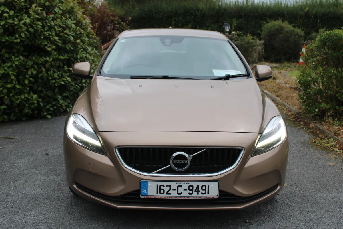 2016 (162) VOLVO V40 2.0 D2 120bhp. MOMENTUM 5dr. - Image 2