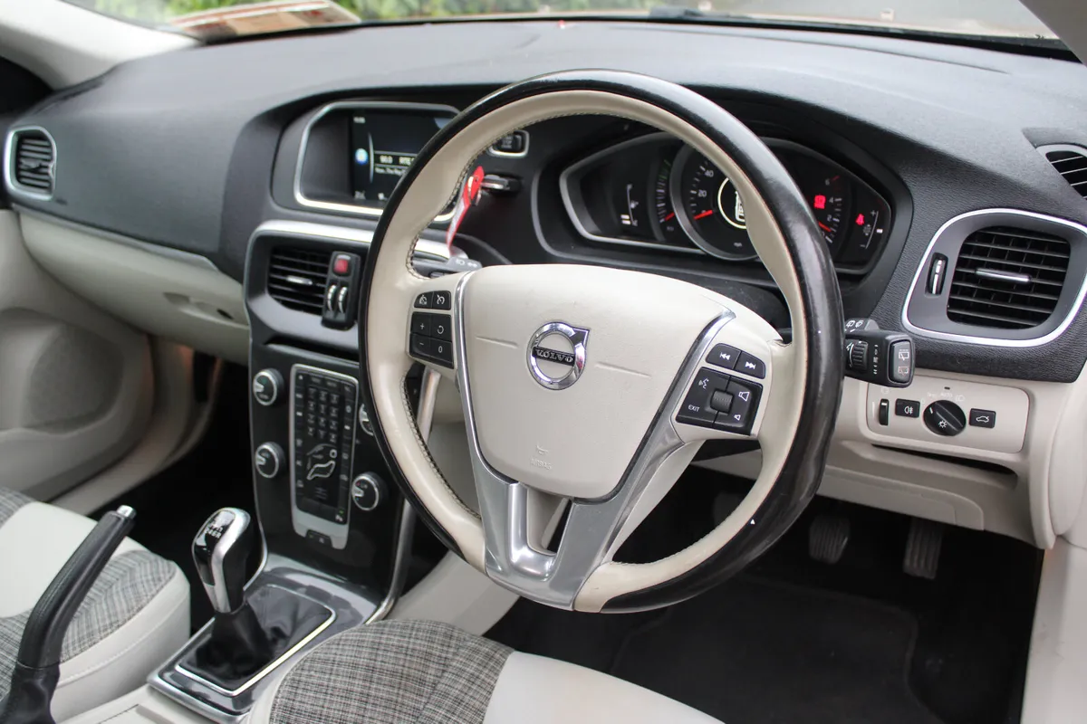 2016 (162) VOLVO V40 2.0 D2 120bhp. MOMENTUM 5dr. - Image 4