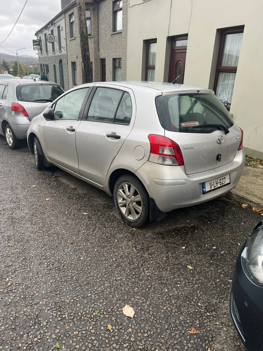 Toyota Yaris 2011 - Image 2