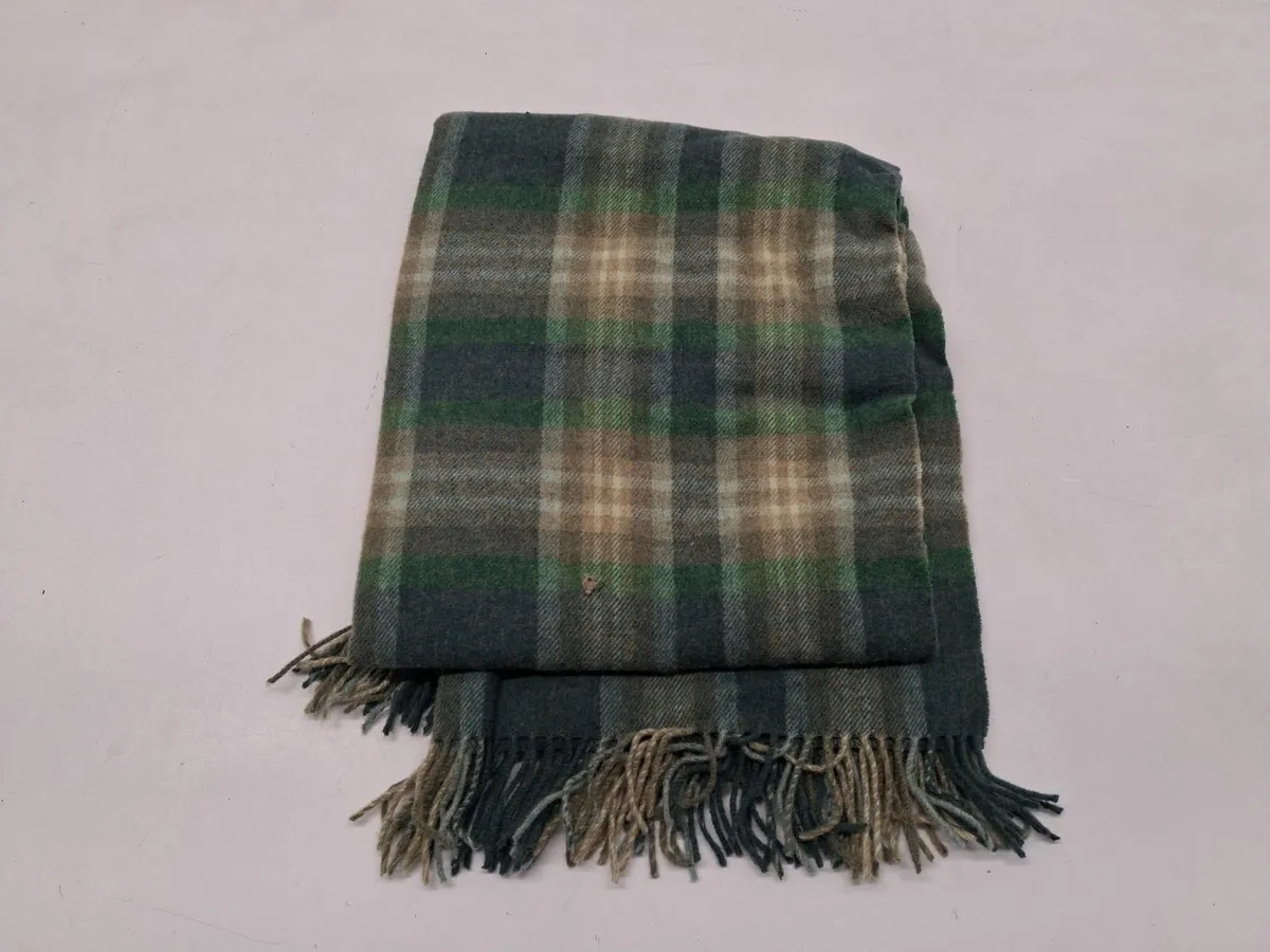 Online Auction Of A John Hanly Green Throw - Image 2