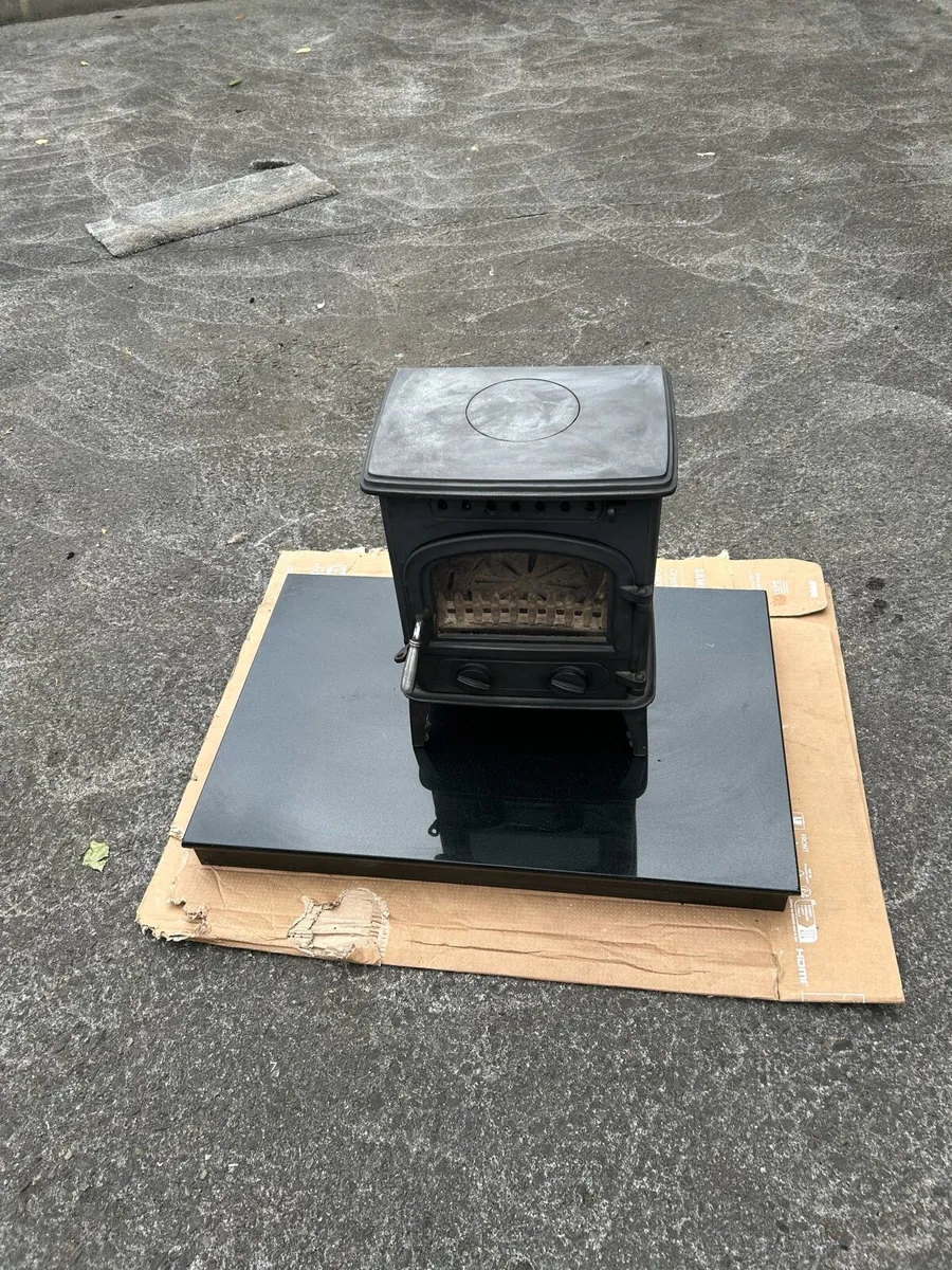 Stove and granite - Image 1