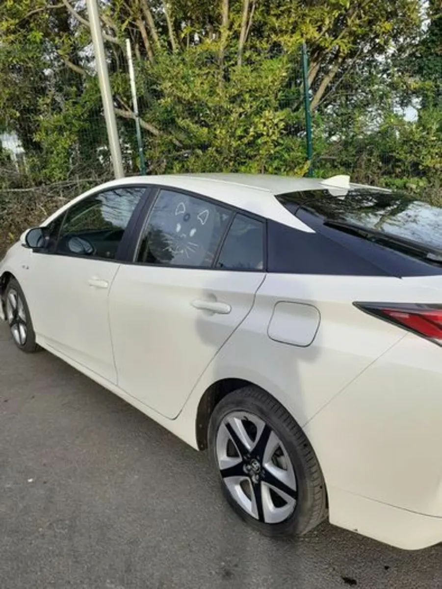 Toyota Prius 2016 - Image 2