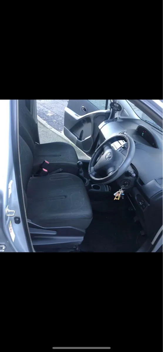 Toyota Yaris 2011 - Image 3