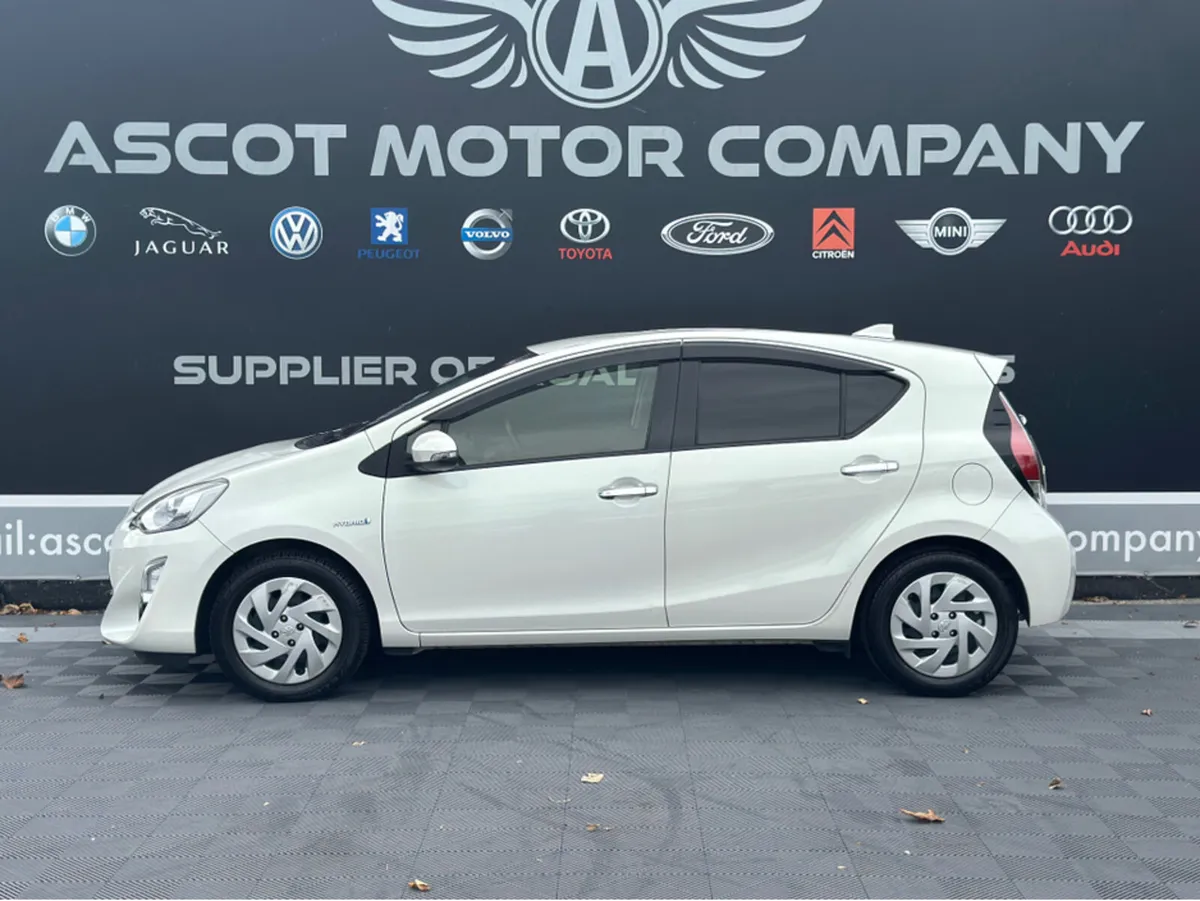 Toyota Aqua Hybrid - Image 3