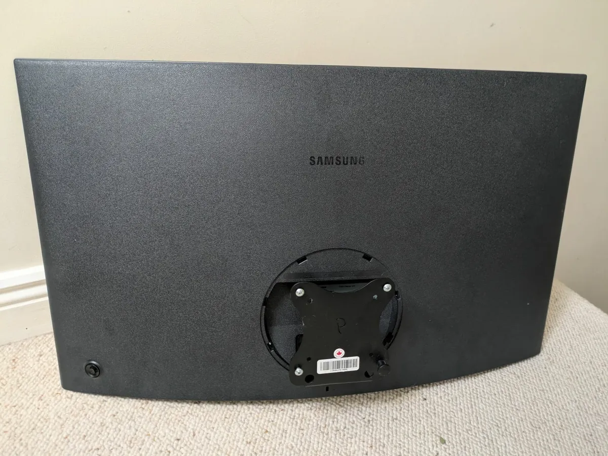 Samsung 32" UHD Curved Monitor with arm - Image 3
