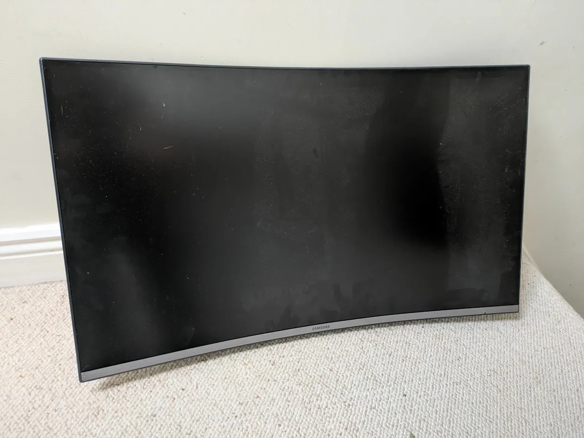 Samsung 32" UHD Curved Monitor with arm - Image 1