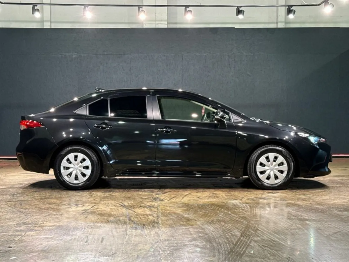 Toyota Corolla AUTOMATIC HYBRID 1.8 - REVERSE CAME - Image 3