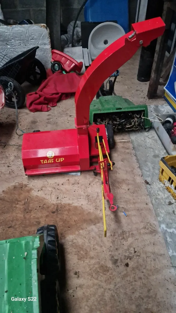Toy harvester and trailers - Image 1
