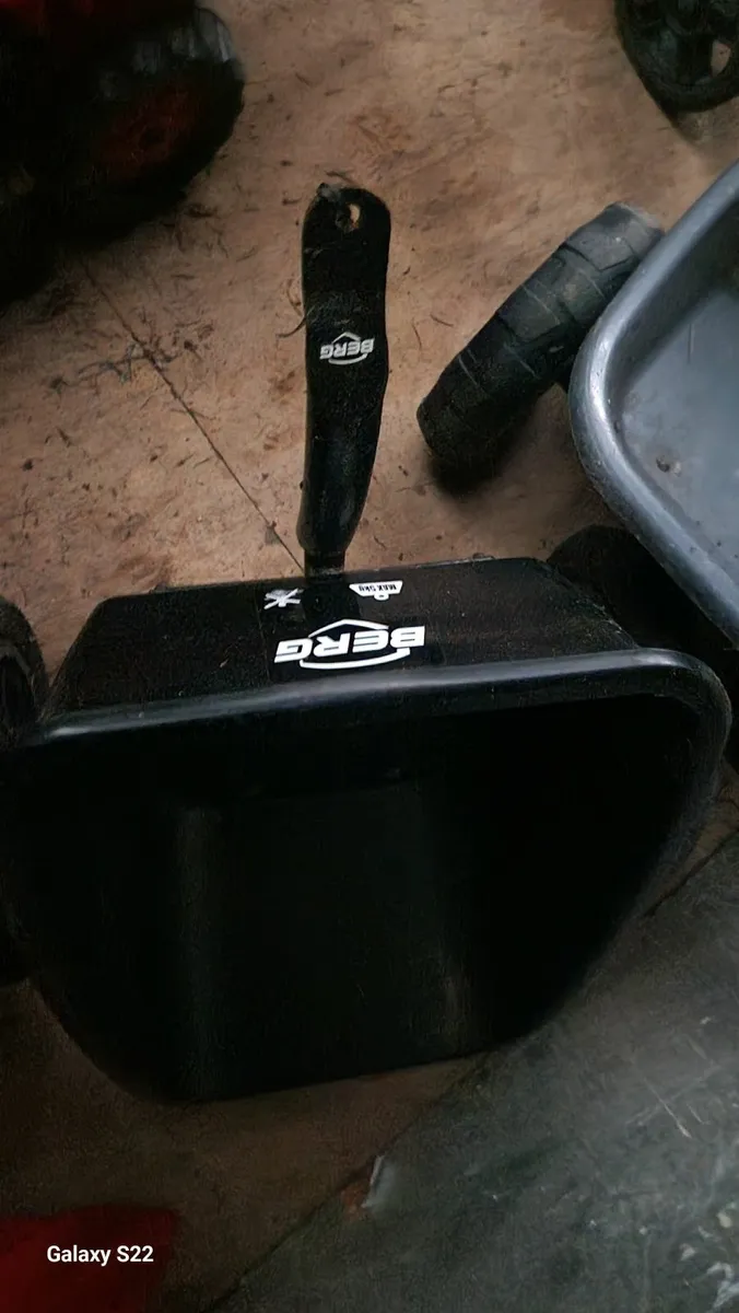 Toy harvester and trailers - Image 3