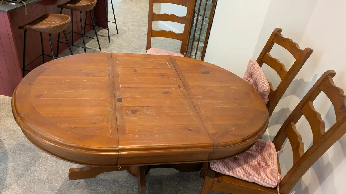 Kitchen table and 6 chairs