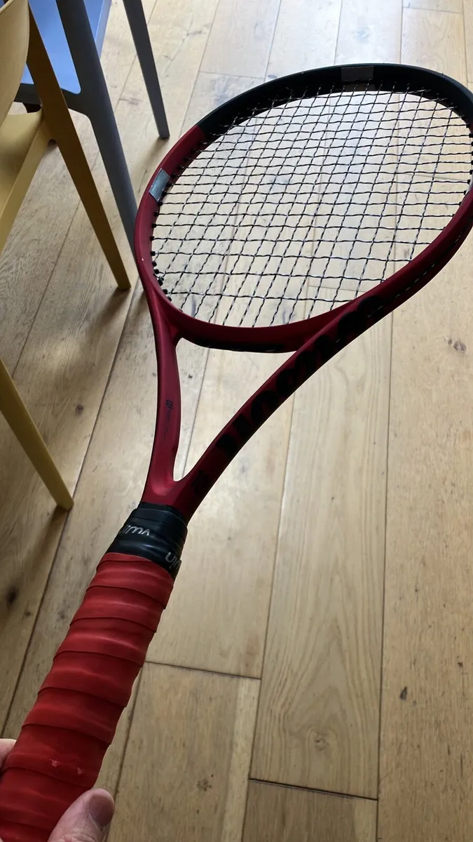 Wilson Clash 100 v2 Tennis racket - Image 1