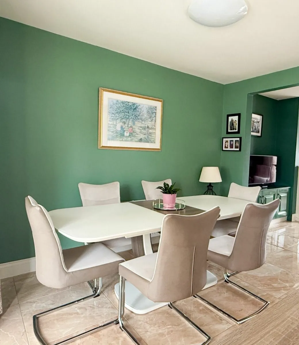 Table and chairs - Image 1