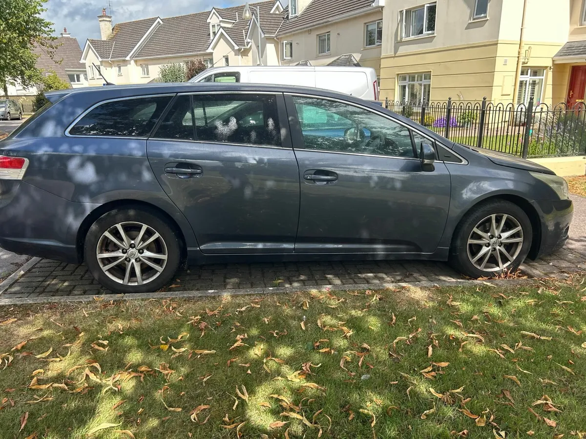 Toyota Avensis 2011 - Image 1