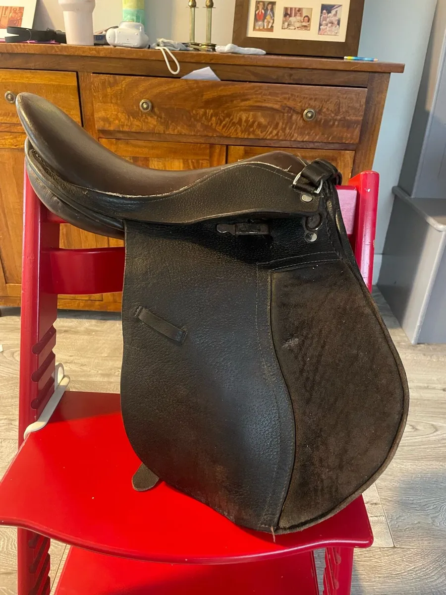 Kids saddle and stirrups - Image 1