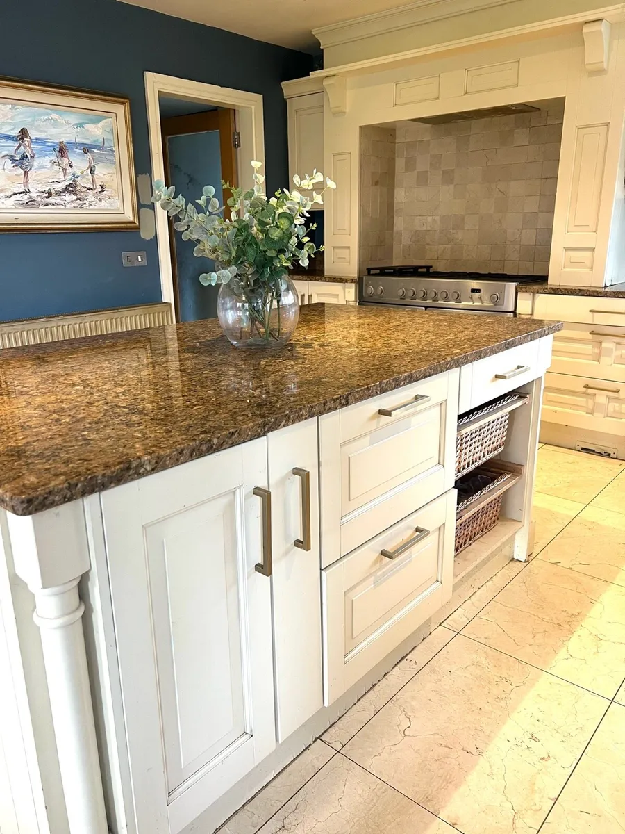 Beautiful Fitted Kitchen with Granite Worktops - Image 1