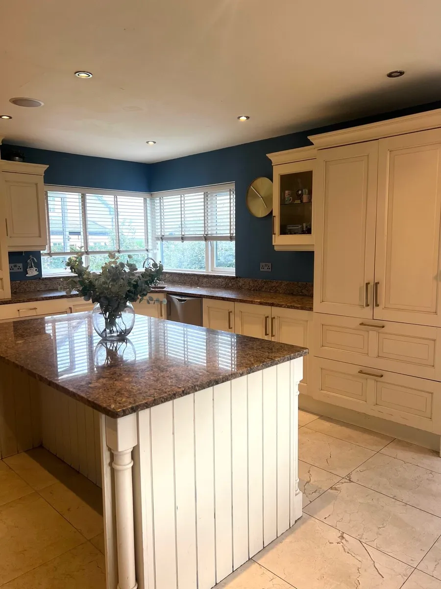 Beautiful Fitted Kitchen with Granite Worktops - Image 3
