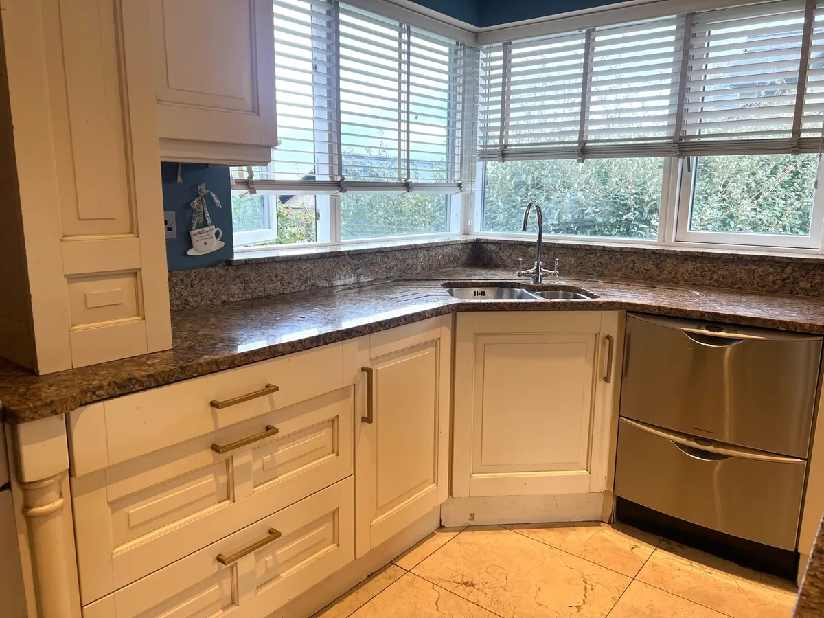 Beautiful Fitted Kitchen with Granite Worktops - Image 4