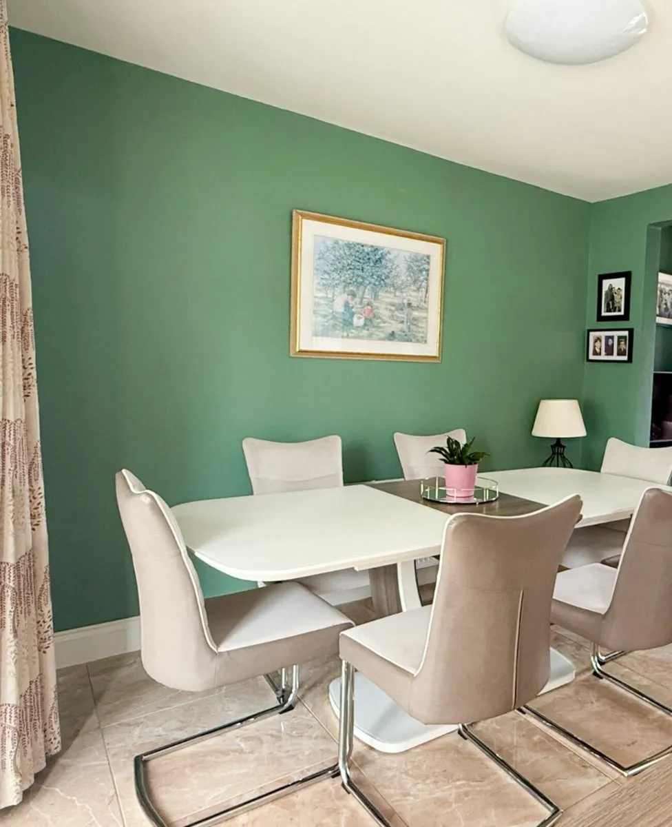Table and chairs - Image 4