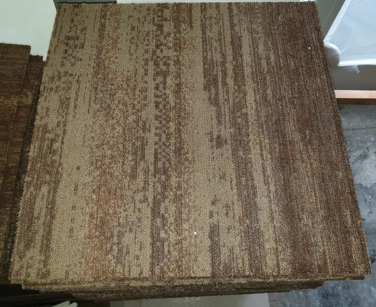 Carpet tiles (brown and black) - Image 1