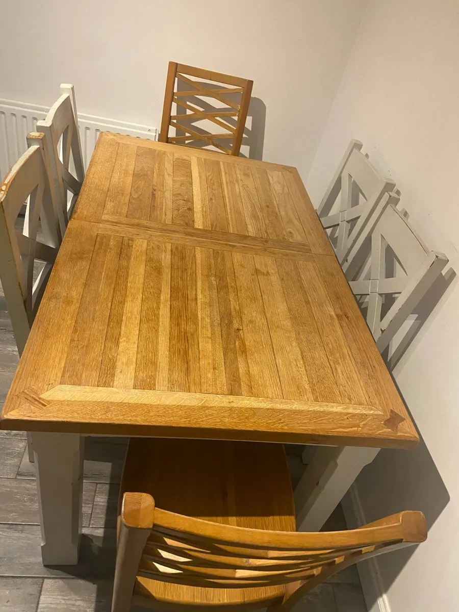 Table and chairs - Image 1