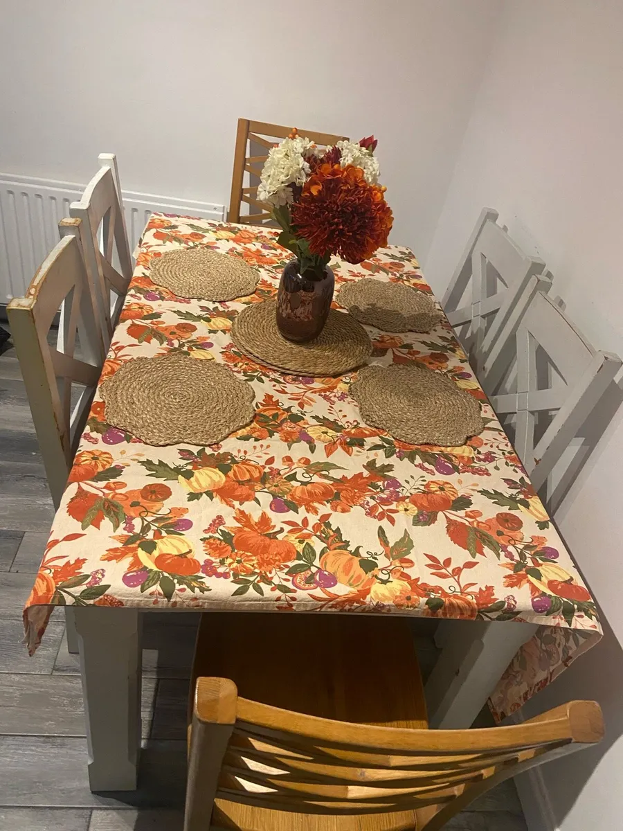 Table and chairs - Image 3
