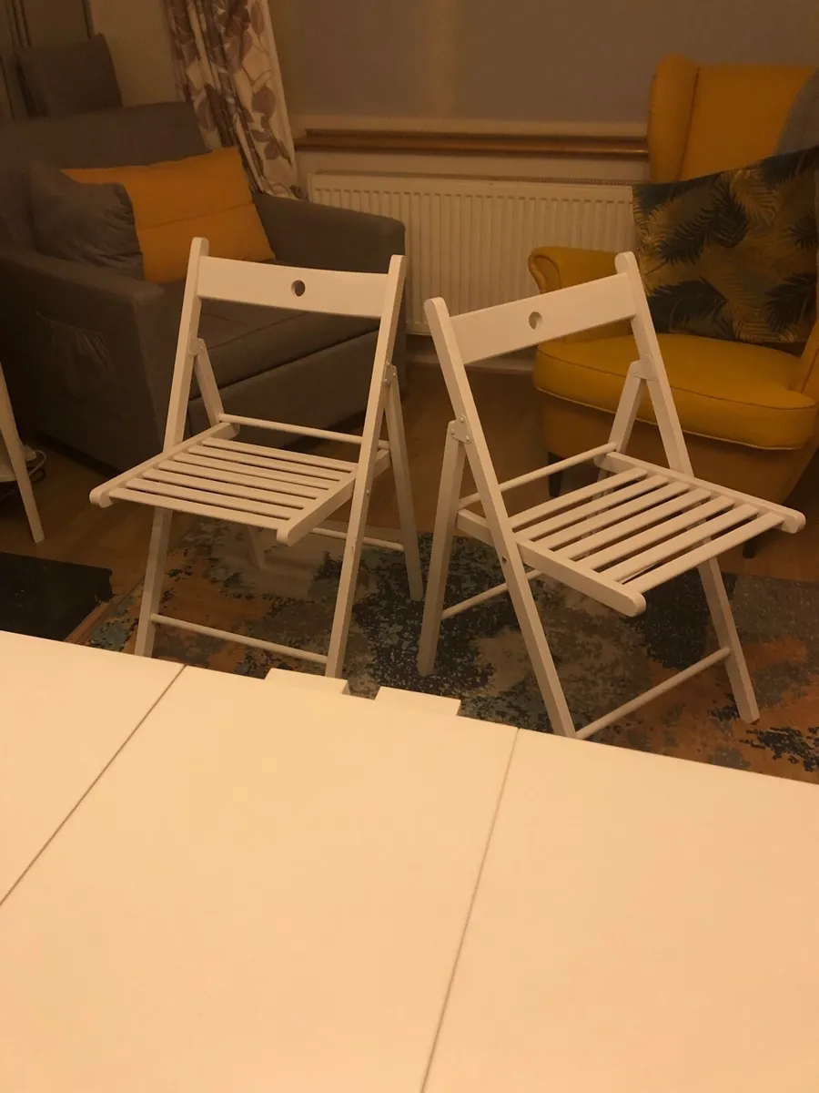 White drop leaf table and two chairs - Image 1