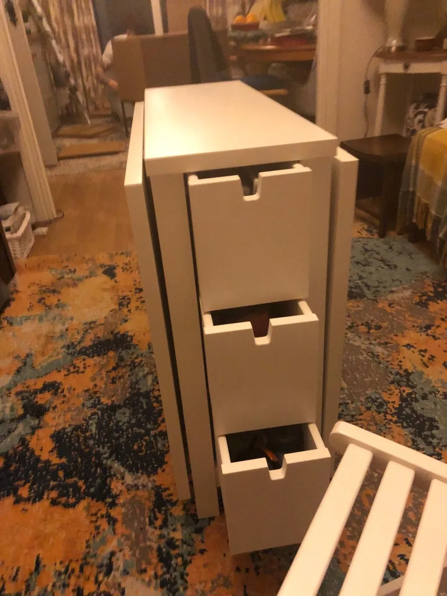 White drop leaf table and two chairs - Image 3