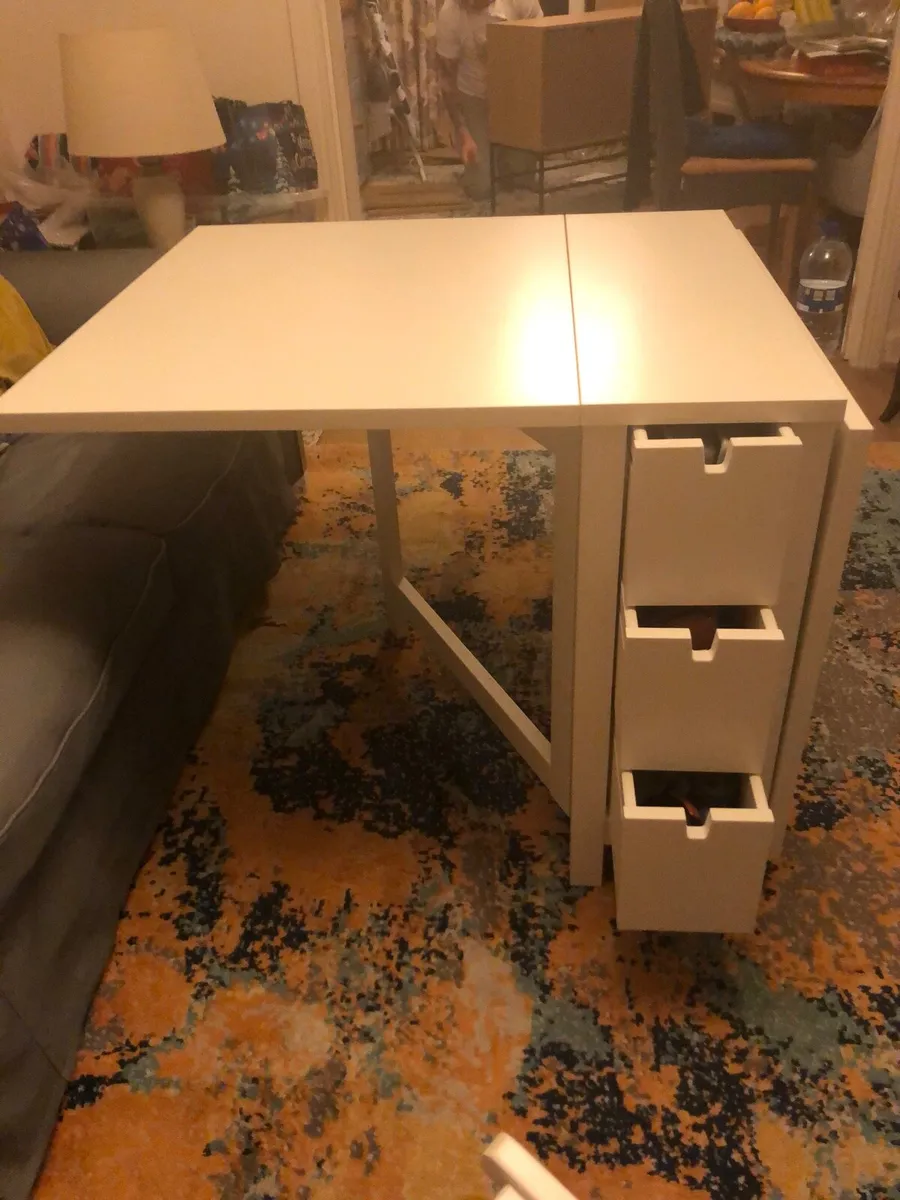 White drop leaf table and two chairs - Image 4