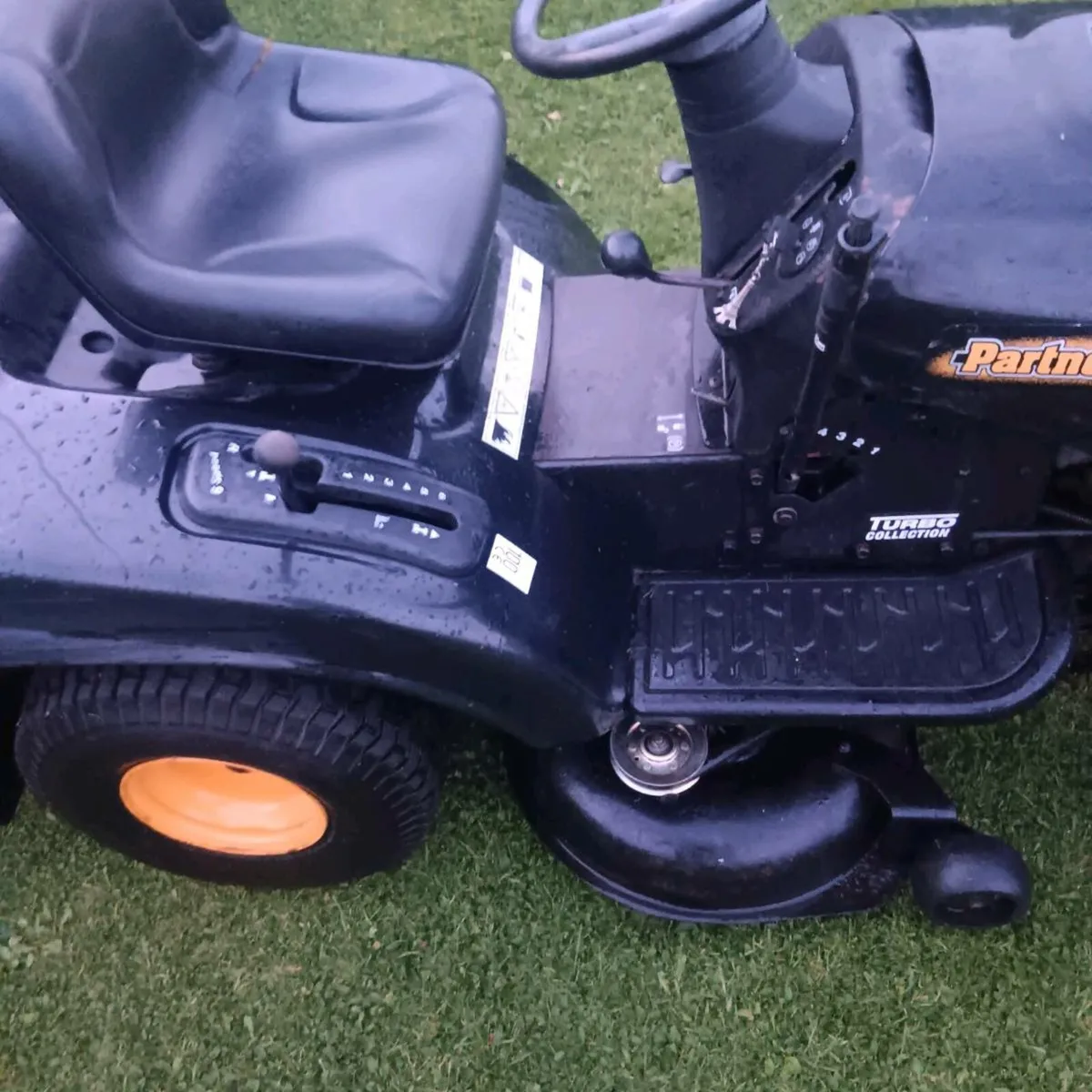Partner 36" deck 13.5 hp Briggs engine - Image 4