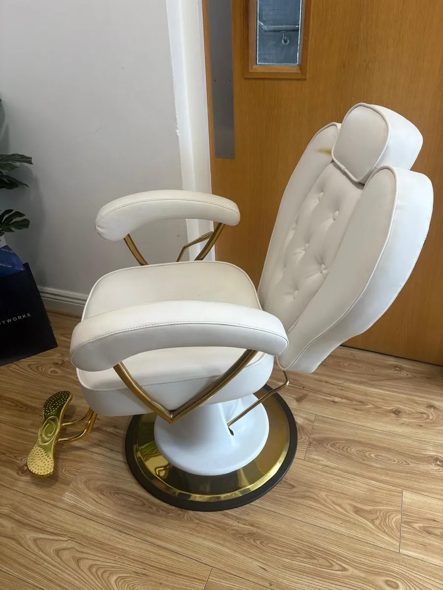 Brow and Makeup chair - Image 1