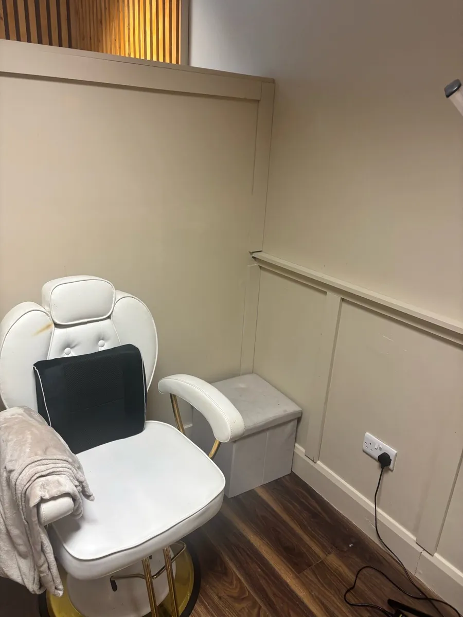Brow and Makeup chair - Image 2