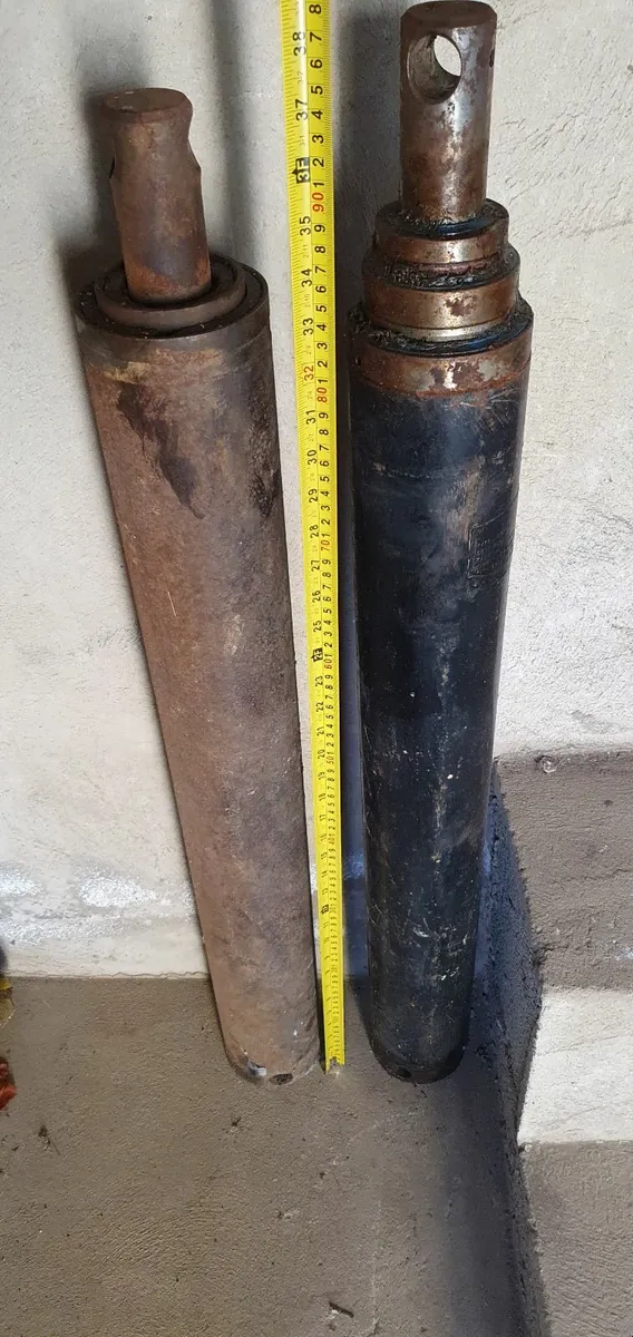 2 hydraulic rams