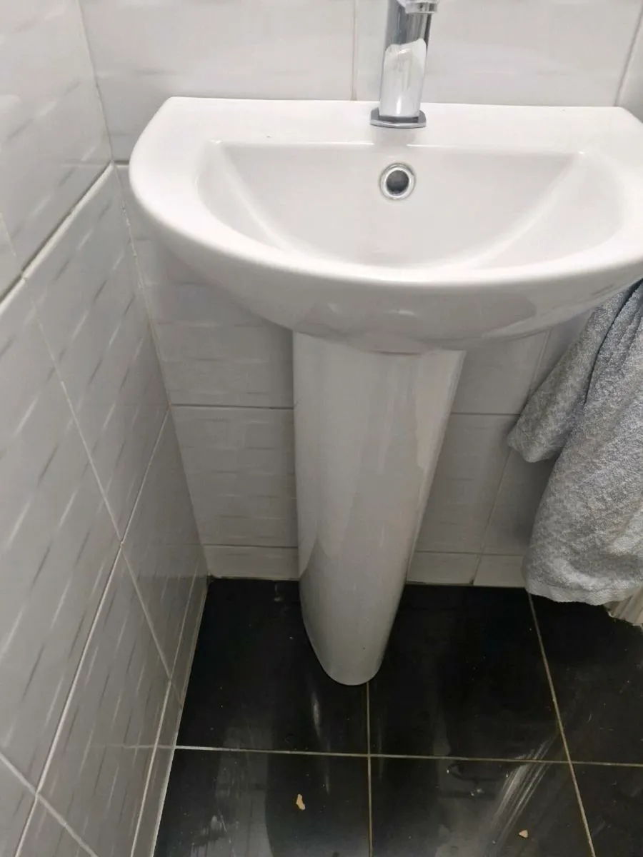sink, tap & pedestal - Image 1