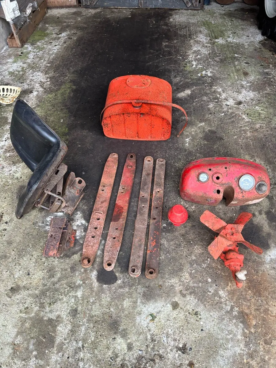David Brown parts, VilliersMK10, cast iron seats - Image 1