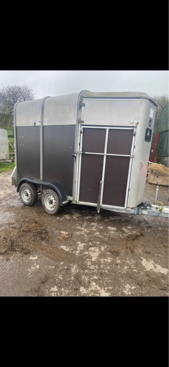 Horses box - Image 1