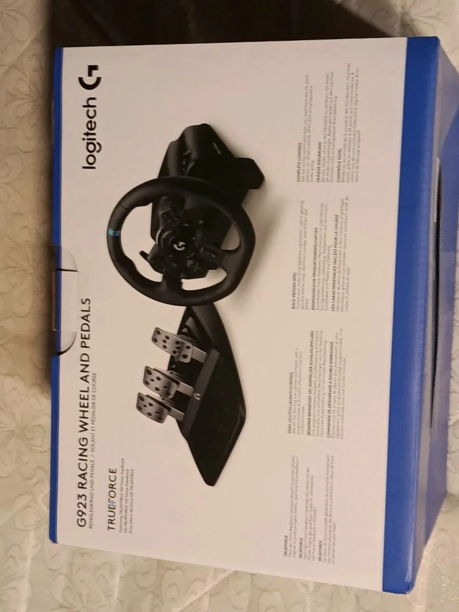 Racing wheel and pedals - Image 1