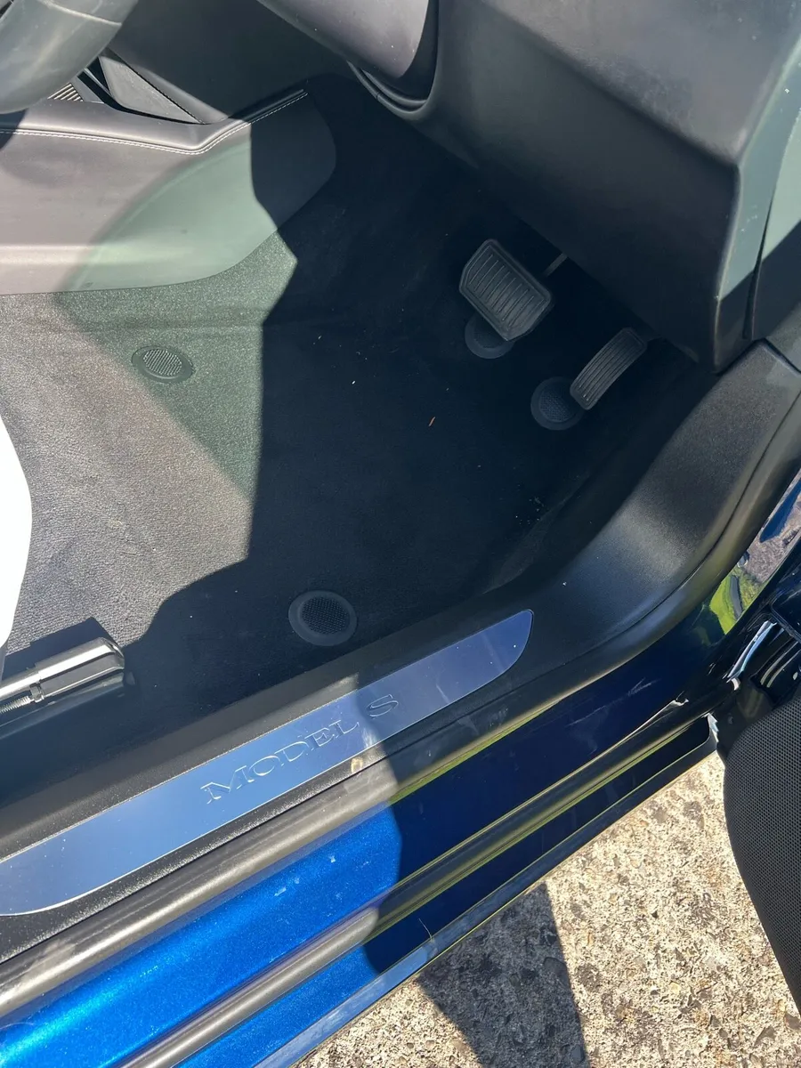 Car - Image 3