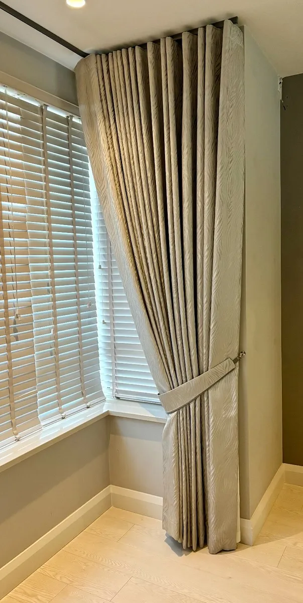 Curtains - Image 2