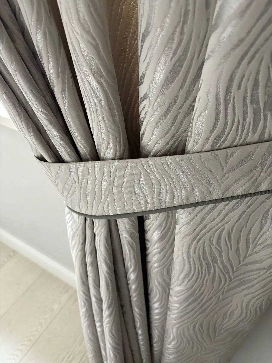 Curtains - Image 3