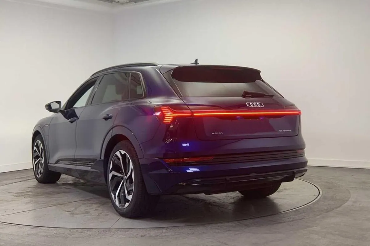 Audi Etron 55 quattro Black Edition - Image 2