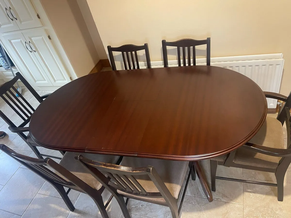 Table and chairs - Image 1