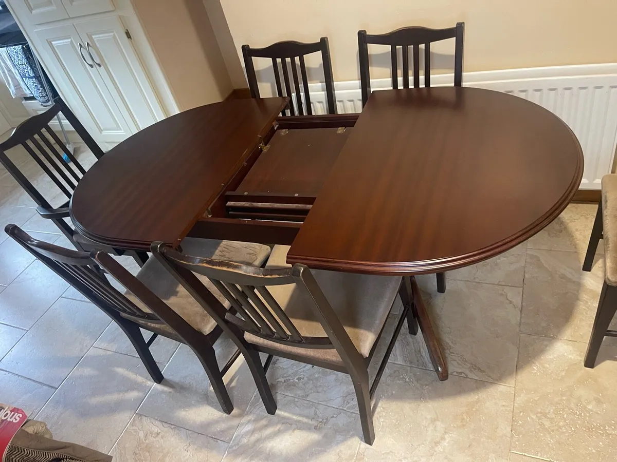 Table and chairs - Image 2