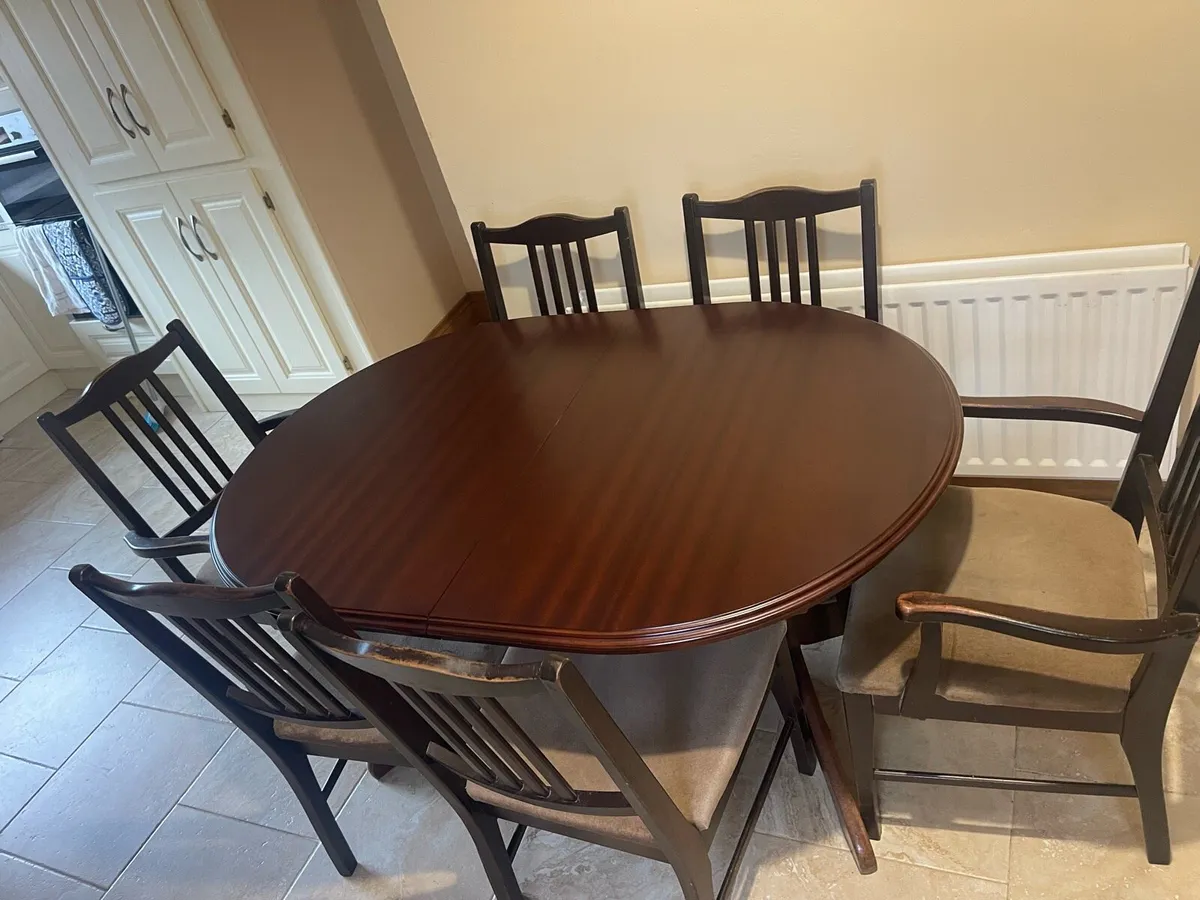Table and chairs - Image 3