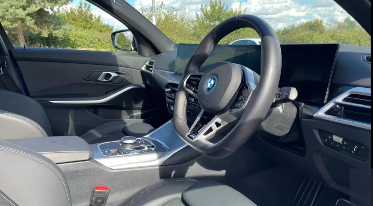 BMW 3-Series 2025 - Image 3